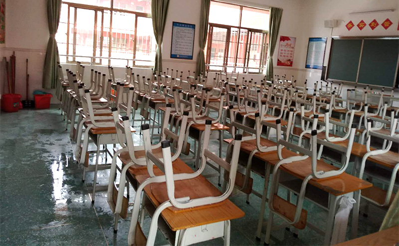 教室清洁完毕并将桌椅整齐的摆放回教室