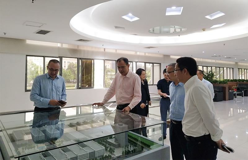 Lin Yitao, deputy secretary of the Party Working Committee and office director of Bantian Sub-district Office, and his party visited the KTC planning map